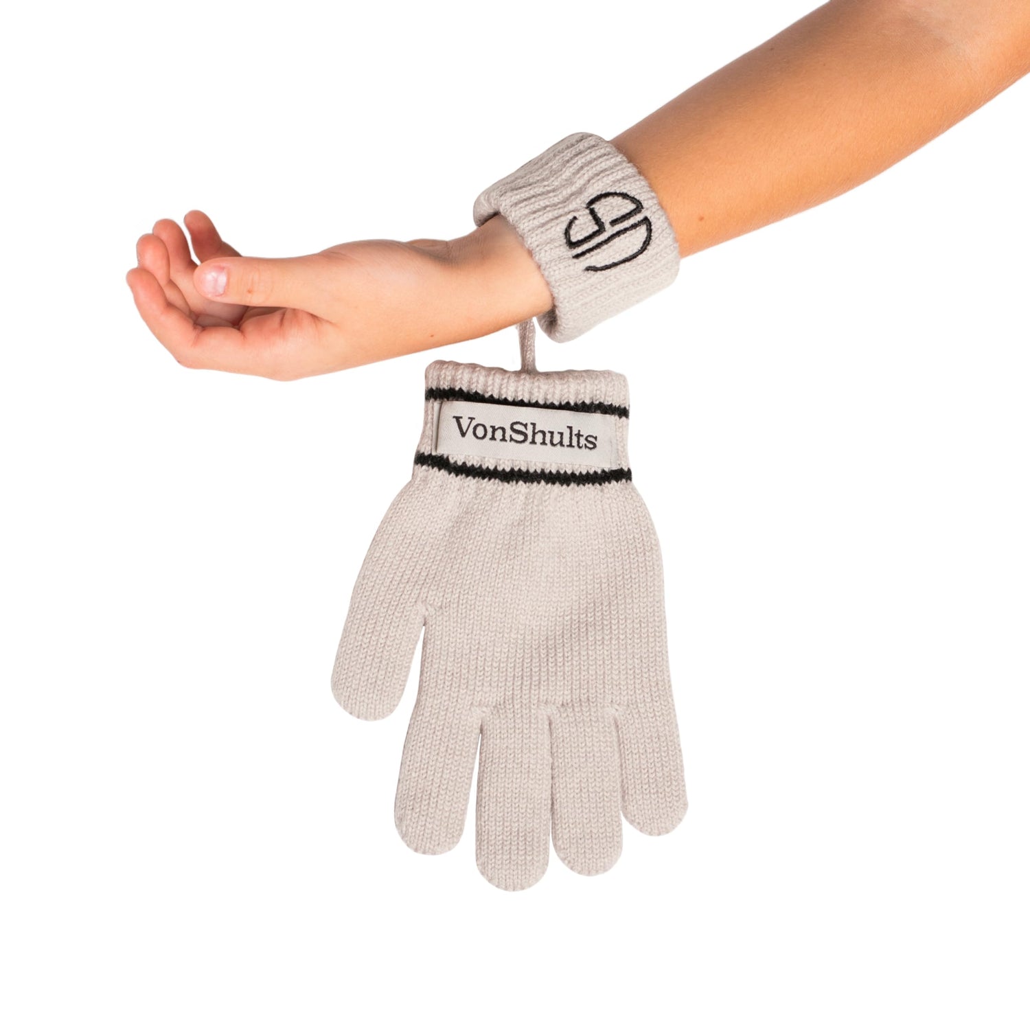 Thanks patented Elastic Bridge™ the gloves remain suspended on an elastic bridge and an additional cuff on your wrist, ready to be worn again without the risk of misplacing them.