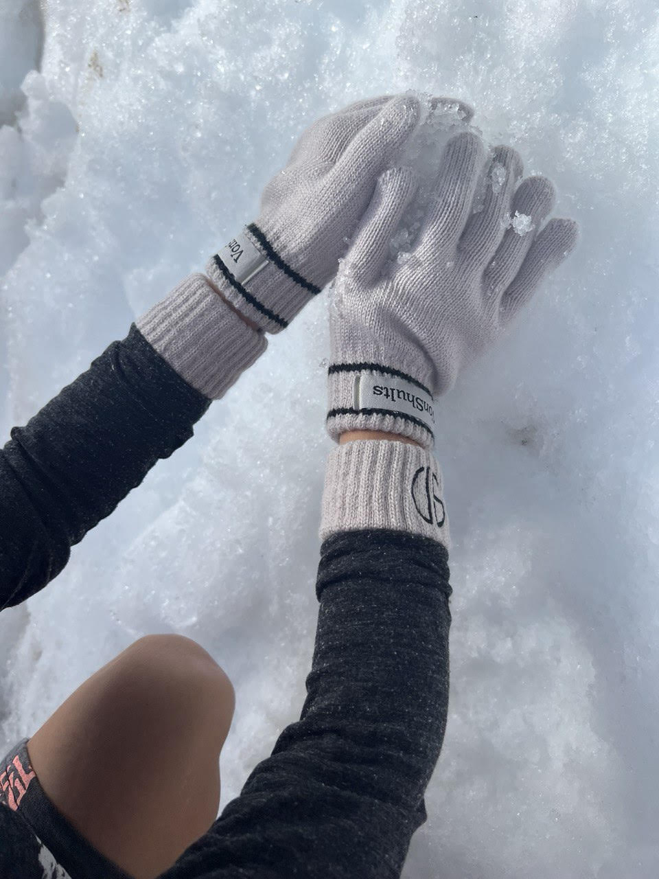 VonShults Merino Wool Winter Gloves Kids Teens with Wrist Strap Strings No Clips - Never-Lose Warm Cold Weather Mittens with Band Cord